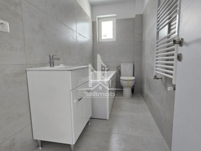 Apartament 2 camere decomandat baie cu geam.
